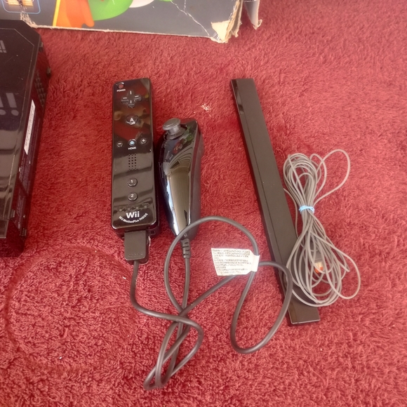 Wii Black Console with New Super Mario Brothers Wii and Music CD - Picture 3 of 14